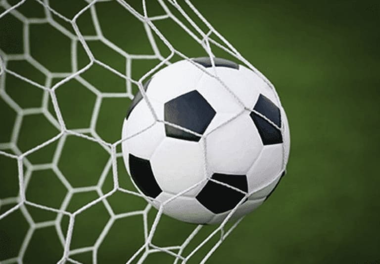 bola de futebol batendo na rede do gol