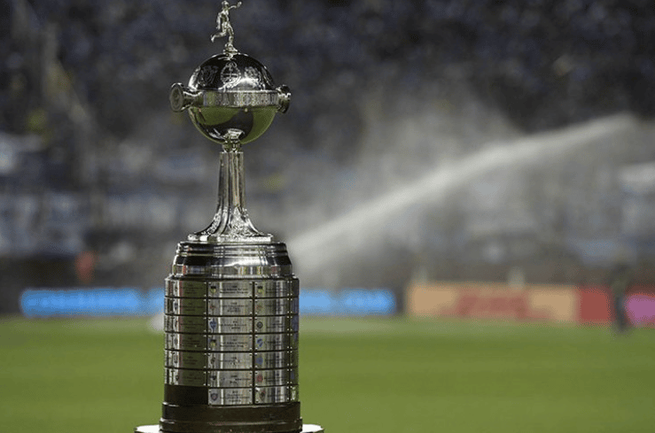Taça da Libertadores sendo exposta em campo