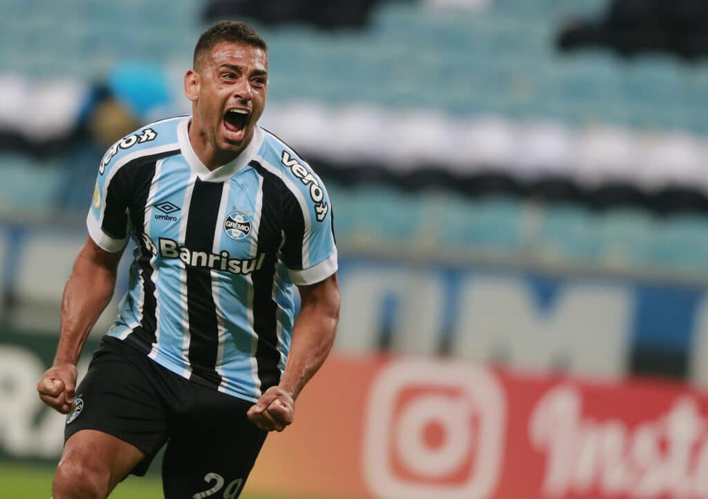 Diego Souza, jogador do Grêmio, comemorando gol em campo