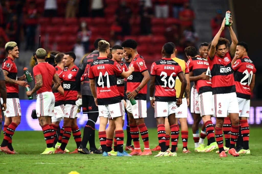Jogadores do Flamengo reunidos no centro do gramado após o jogo e cumprimentando a torcida