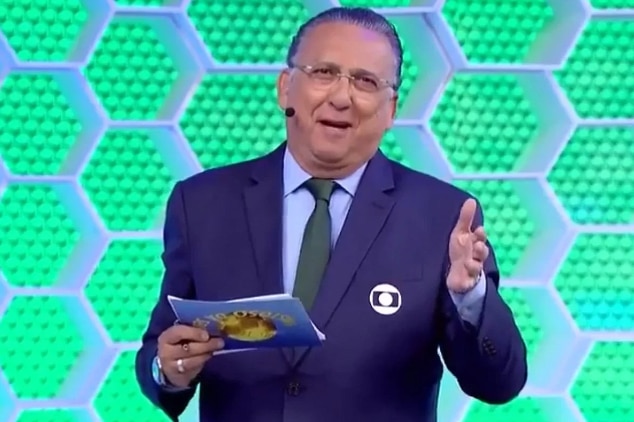 Galvão Bueno durante transmissão da Globo, dentro de estúdio