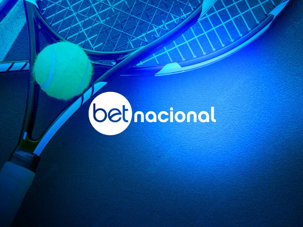 Duas raquetes e uma bola de tênis sobre uma quadra, com a logo da Betnacional centralizada