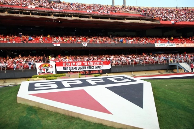 escudo do São Paulo no estádio do Morumbi, ao fundo torcida lotando as arquibancadas do estádio