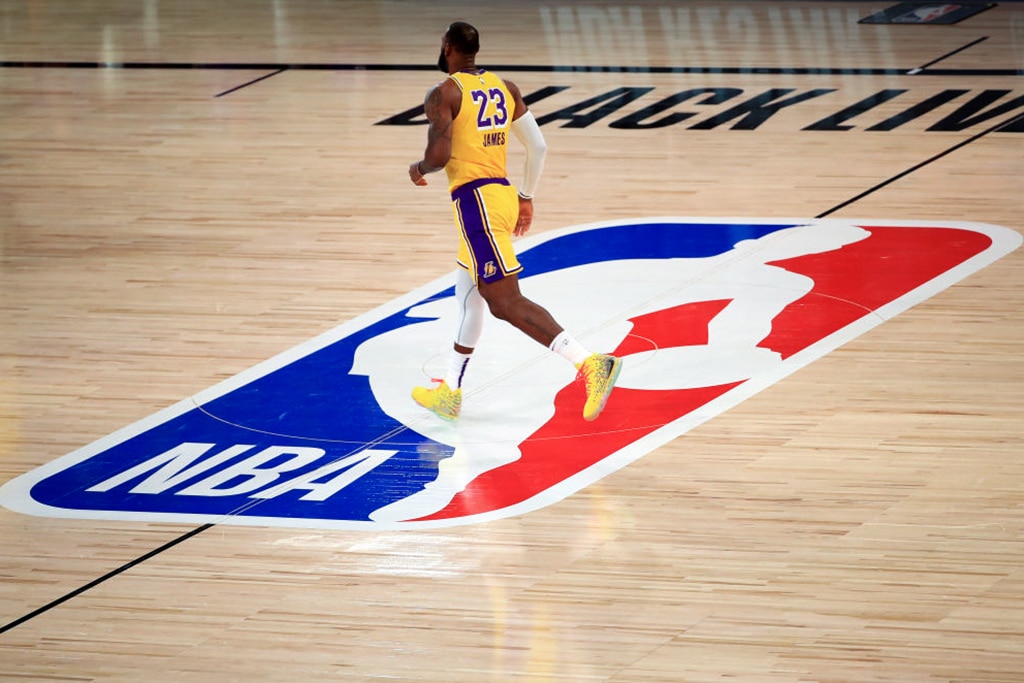 Quadra de basquete com logo da NBA e Lebron James correndo
