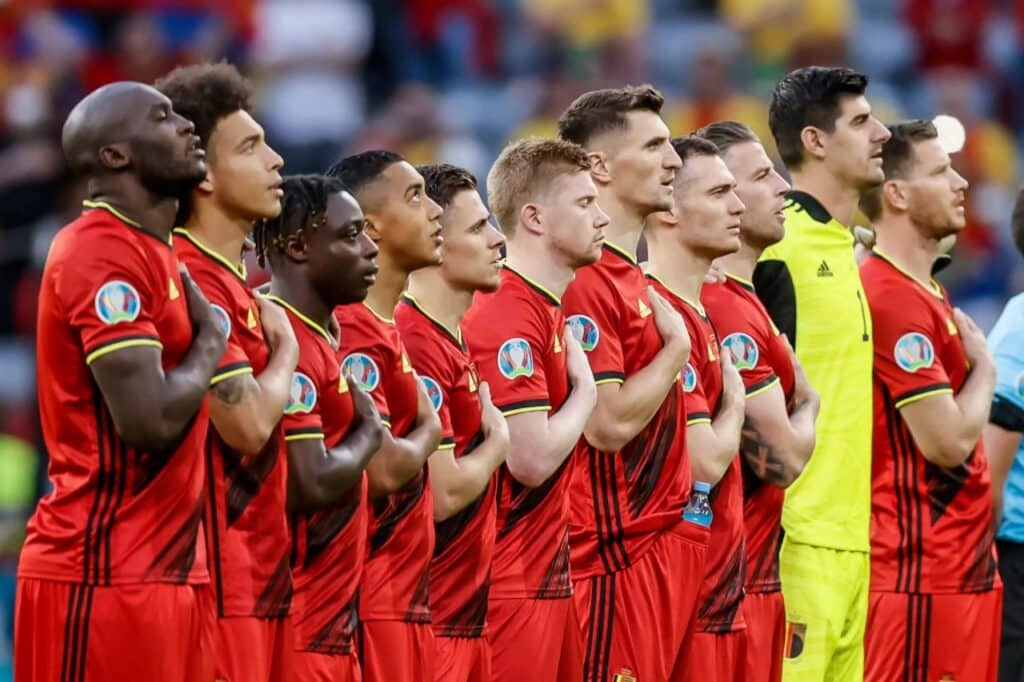 Seleção da Bélgica perfilada, jogadores com a mão direita sobre o peito, durante execução do hino nacional da Bélgica