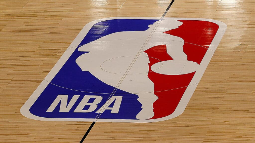 Logo da NBA estampado em piso de quadra de basquete