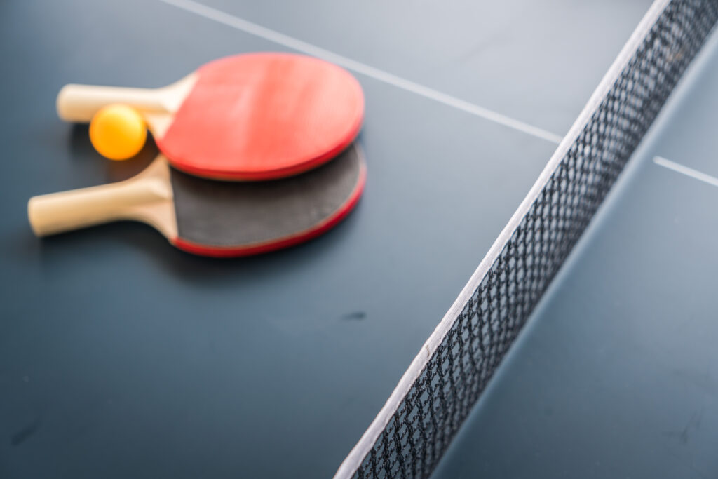 Raquetes posicionadas sobre uma mesa para jogar tênis