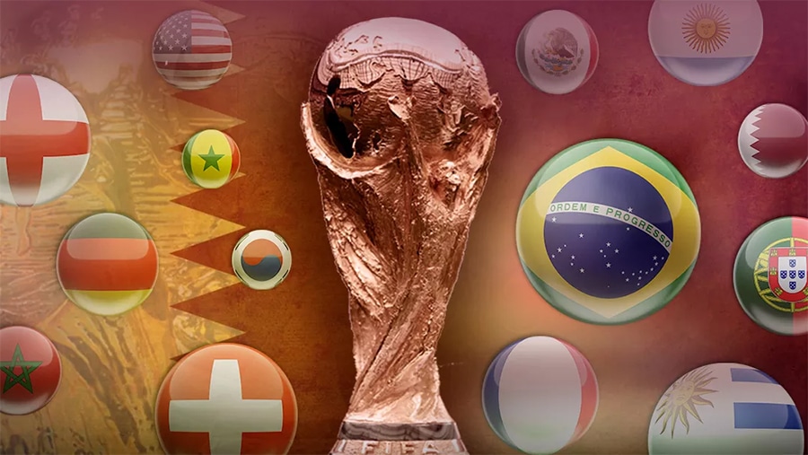 Taça e as bandeiras das Seleções que disputarão a Copa do Mundo 2022