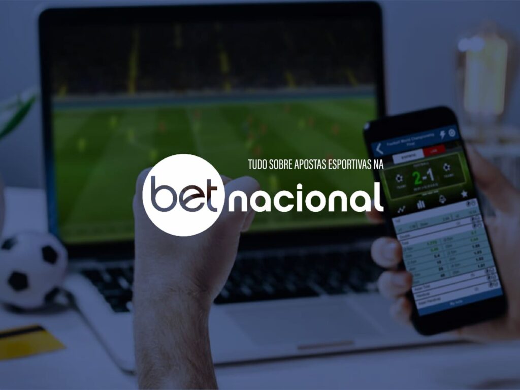 Homem assistindo a uma partida de futebol através de seu notebook, utilizando seu celular para realizar apostas e análises sobre o jogo.