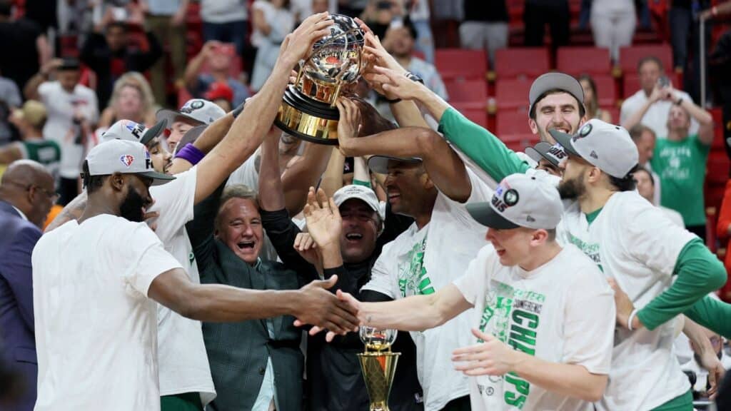 Boston Celtics, um dos times da NBA, levantando o troféu