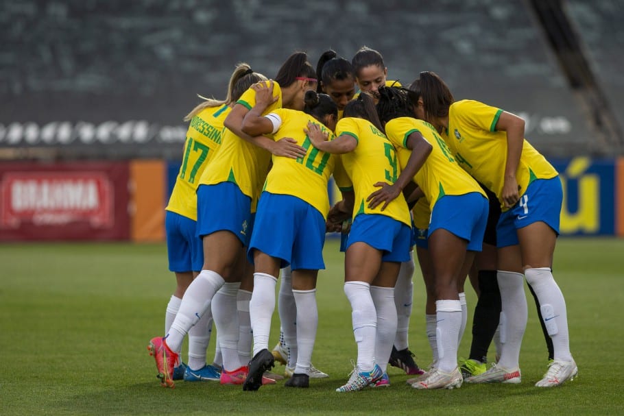 Integrantes da Seleção Brasileira feminina de futebol reunidas no campo