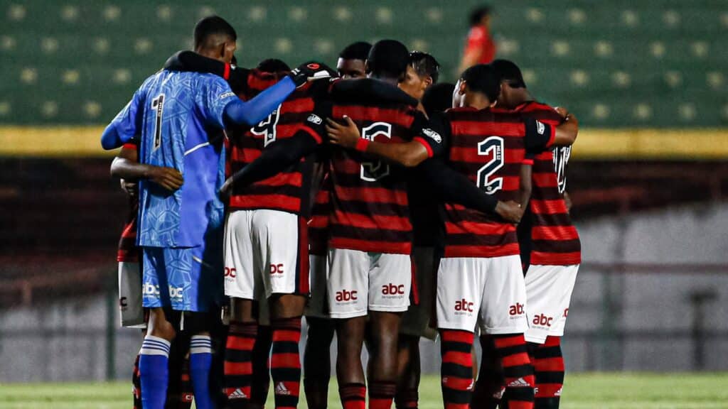 Time de futebol do Flamengo, da categoria sub-20, reunidos em campo