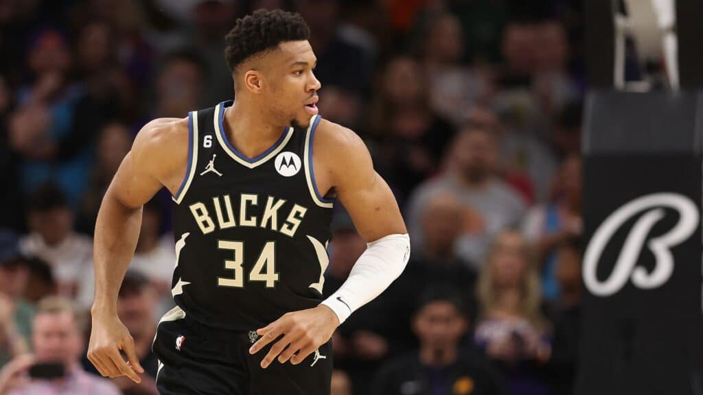 Play-in NBA 2023: jogador do Milwaukee Bucks. Ele é negro, tem o cabelo crespo é veste o uniforme do time na cor preta.