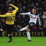 jogador de futebol chutando a bola