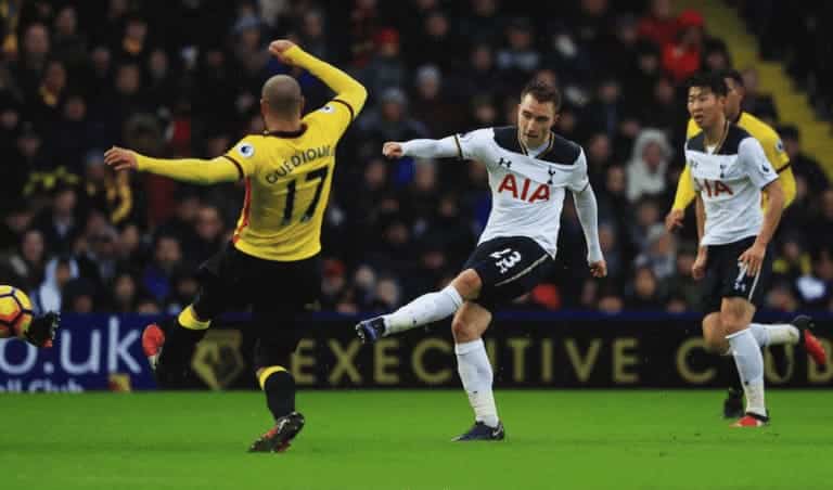 jogador de futebol chutando a bola