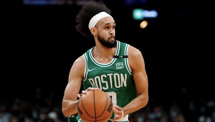 imagem de jogador do boston em jogada durante um jogo da NBA