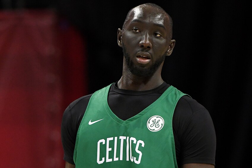 Tacko Fall, jogador mais alto da NBA, vestindo camisa verde do Boston Cleltics