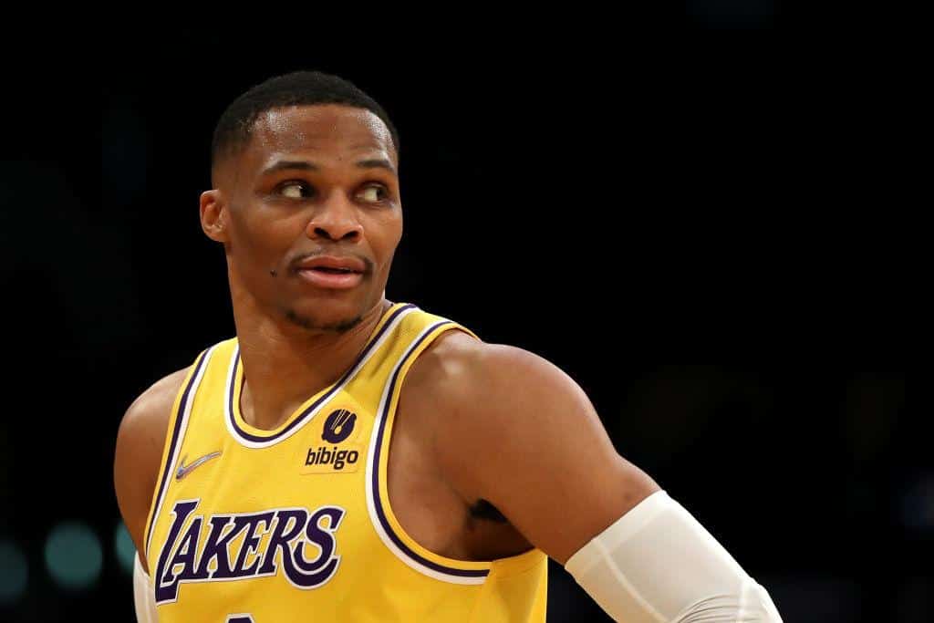 Russel Westbrook, em close médio, vestindo camisa do Los Angeles Lakers, em jogo da NBA