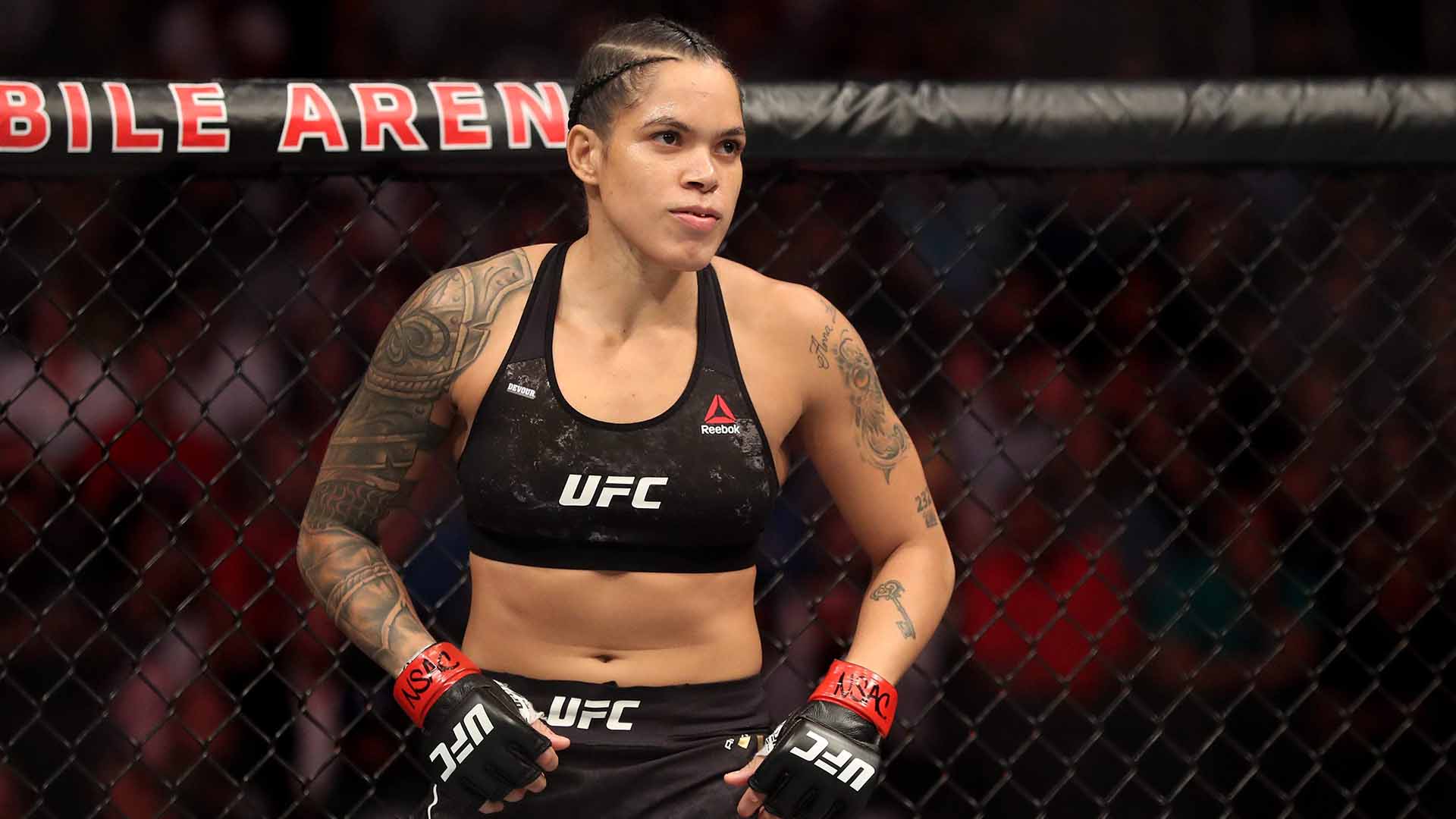 Amanda Nunes durante uma luta, atleta que faz parte do ranking dos maiores lutadores de MMA