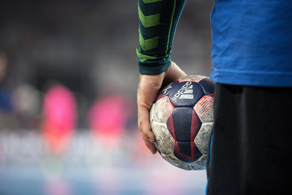 Jogador de handebol com uma bola na mão