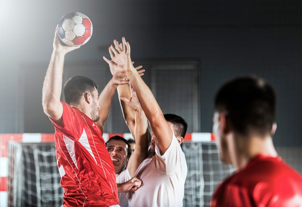 Time de handebol masculino jogando