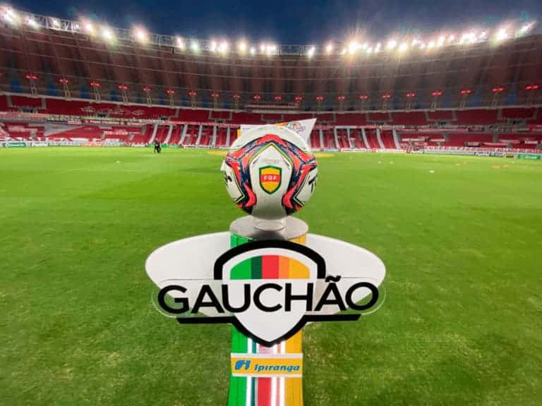 Bola do Gauchão 2023, exibida em um estádio de futebol